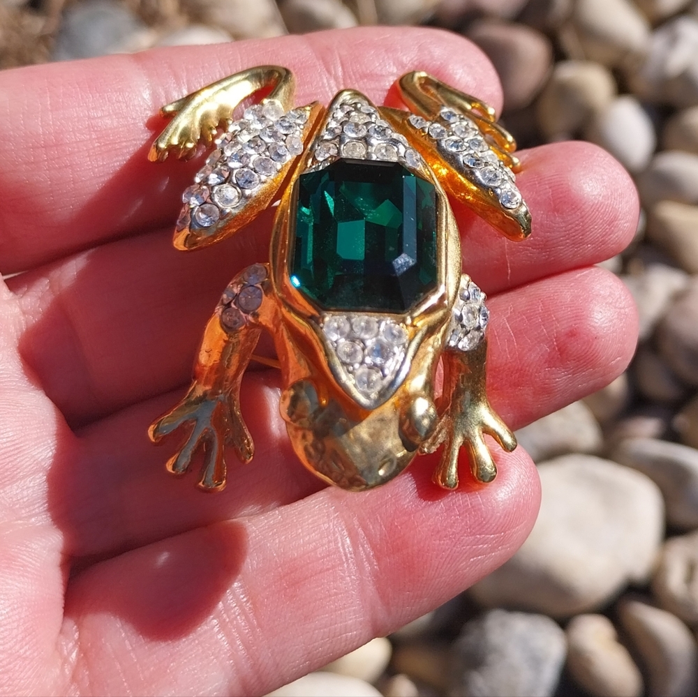 Gold and Green Frog Brooch - Picture 5 of 14